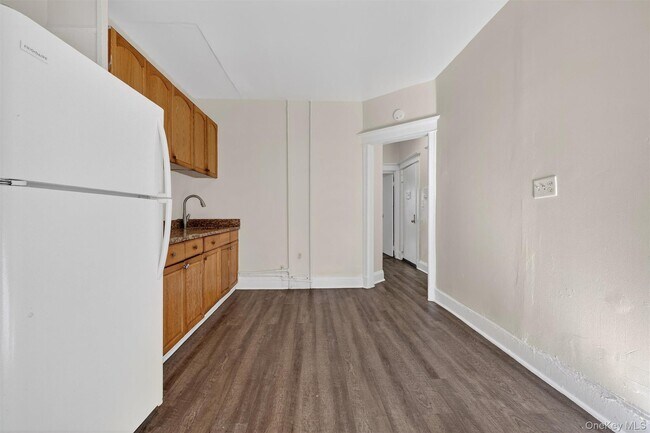 Building Photo - 74 Oak St