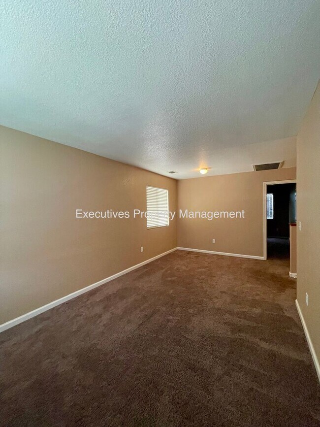 Building Photo - Available Now || 565 Peach Dr Chowchilla