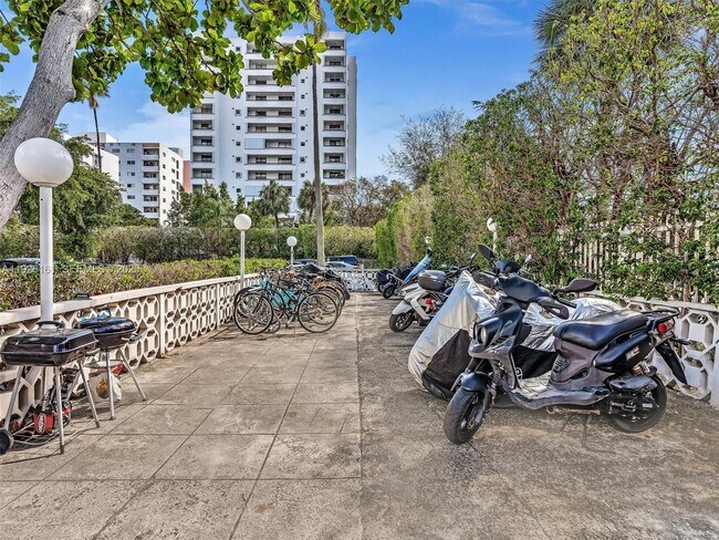 Building Photo - 1881 Washington Ave