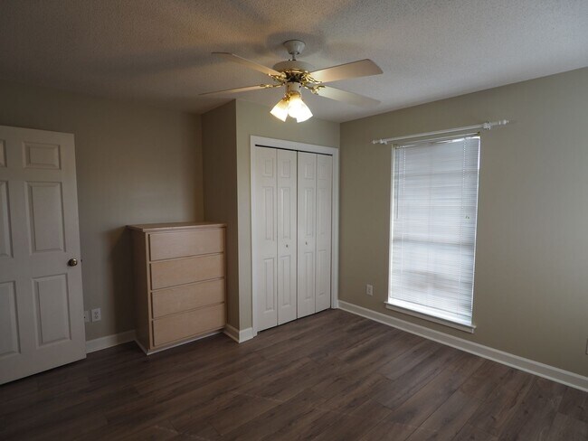 Building Photo - Gorgeous water views just blocks from the ...