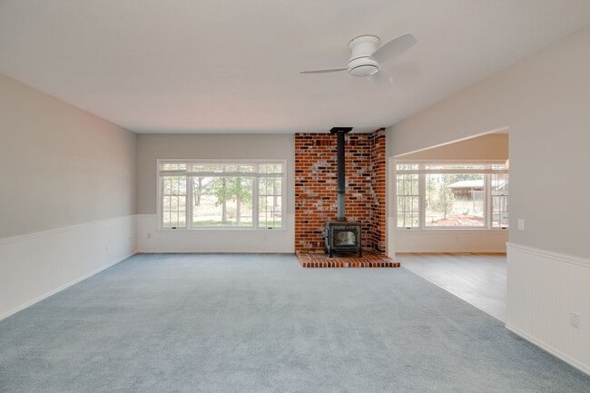Building Photo - 3 Bedroom Farm House For Rent