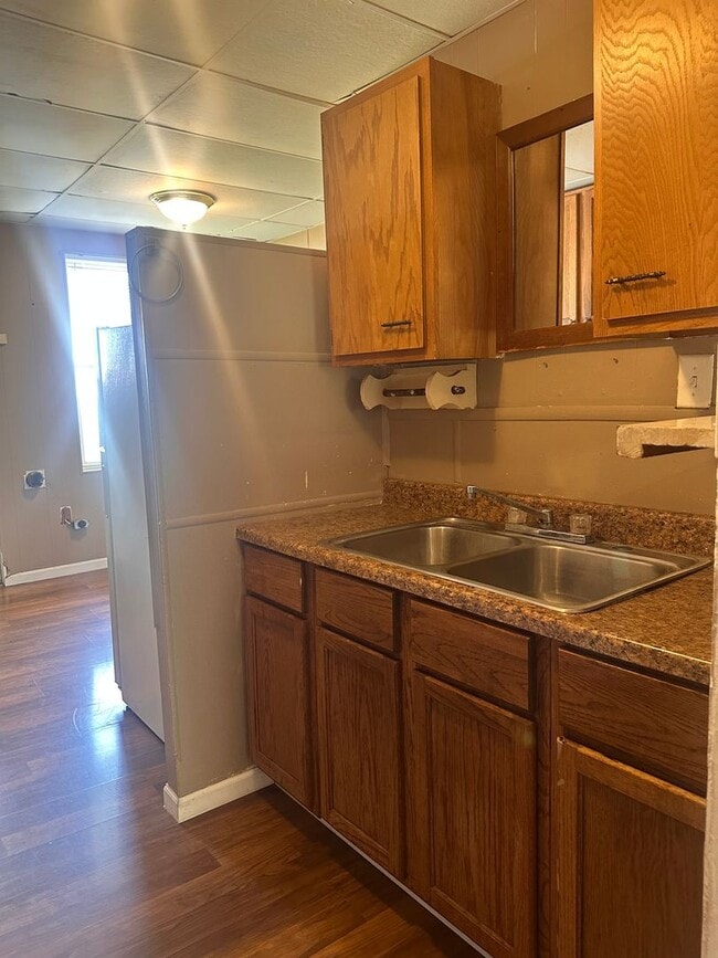 Building Photo - 3 bedroom, 1 bathroom Triplex: Martinsville
