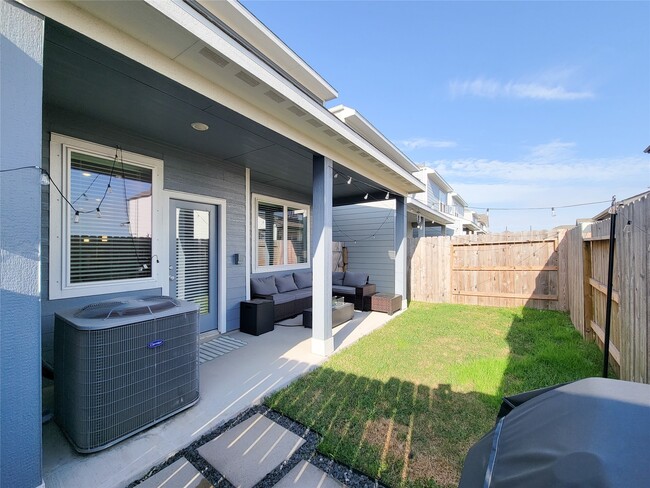 Building Photo - 710 Seafoam Ln