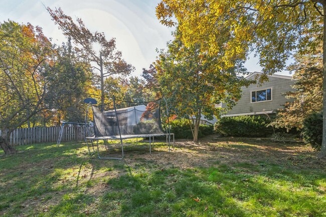 Building Photo - Bright and spacious 4Bd/2.5Bth haven located in a peaceful cul-de-sac!