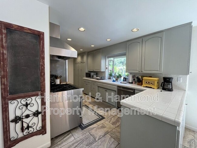 Building Photo - 8422 Fable Ave