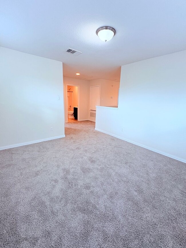 Building Photo - Large Home In Preston Village