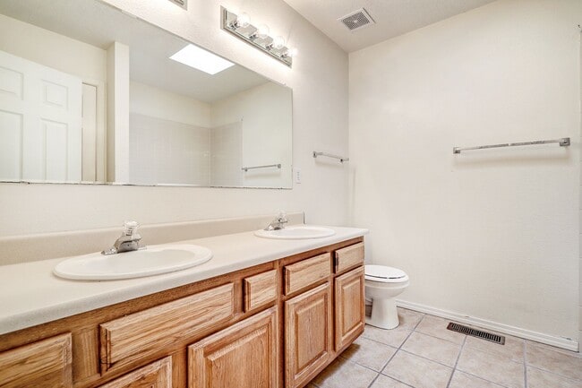 Building Photo - Oso Park Condo  3 Bedroom 2 !/2 Bath