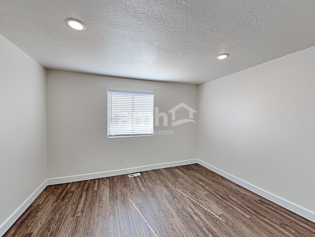 Building Photo - 1219 N Golden Spoke Dr