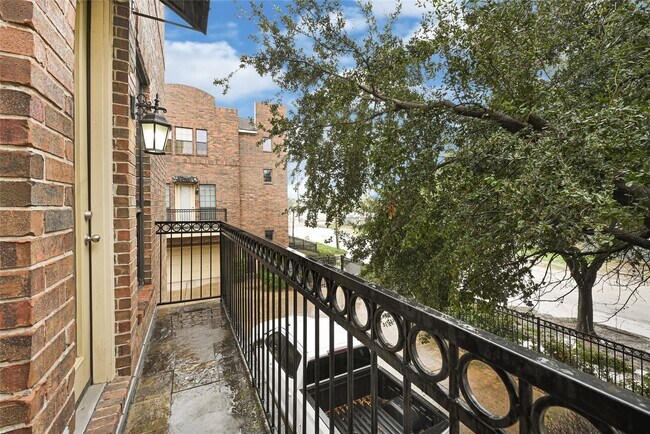 Building Photo - 1409 St Emanuel St