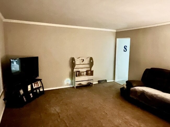 Building Photo - Spacious 3-bedroom, 2.5-bathroom house in ...
