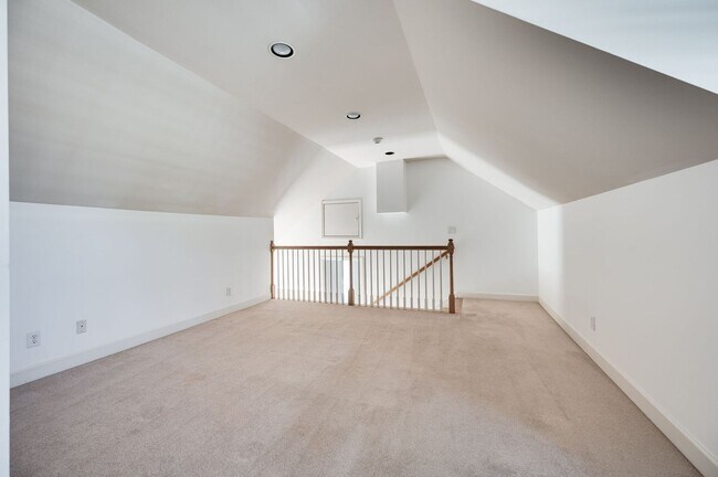 Building Photo - Fantastic renovated 5BE/4BA family home on beautiful oversized private Lot in the heart of Belle ...