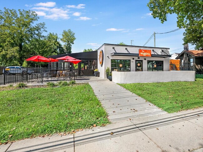 Building Photo - The Towns on Greenway! Two bedrooms. Two private baths, Half Bath. Greenway around the corner. Up...