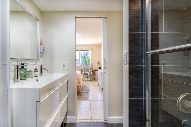 Building Photo - 3095 N Oakland Forest Dr