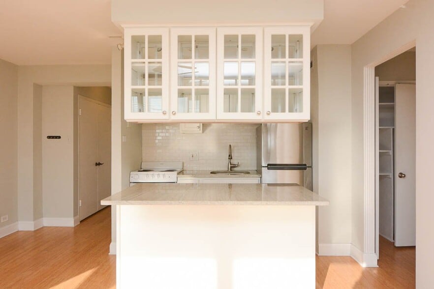 Building Photo - 428 W Wellington Ave