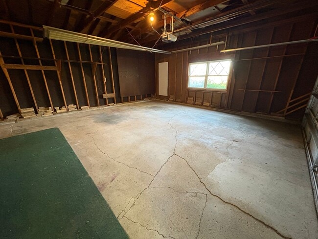 Building Photo - 1306 3rd Ave NE