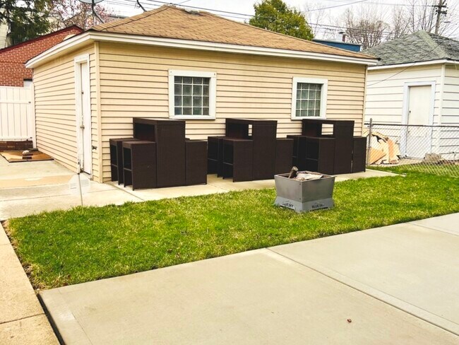 Building Photo - 5110 W Hutchinson St