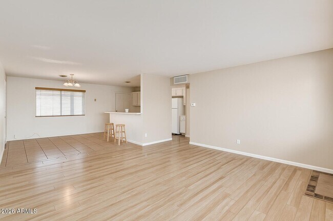 Building Photo - 1308 W 6th St