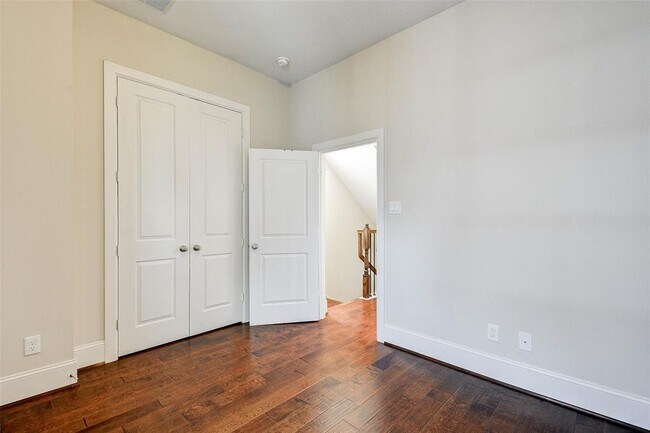 Building Photo - 720 N Shepherd Dr