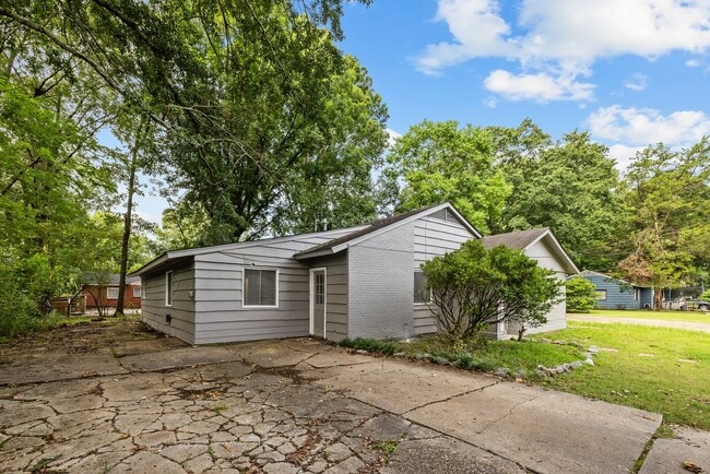 Building Photo - Charming 4 Bedroom, 2 Bathroom house