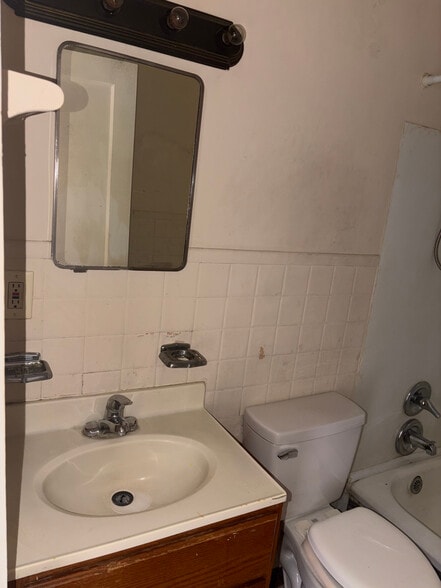 Building Photo - 2408 W Wiswall St