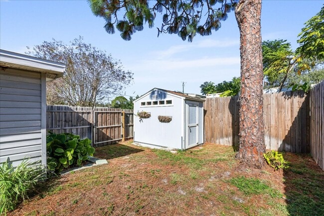 Building Photo - Beautiful and Upgraded 3/3 in South Tampa! Available Now!