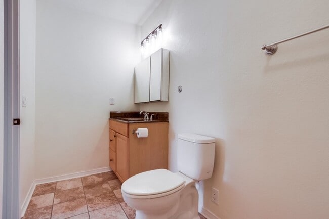 Building Photo - Downtown Vista Townhome, Available Now!