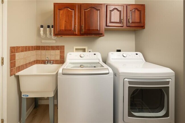 Building Photo - 1421 Sandstone Dr