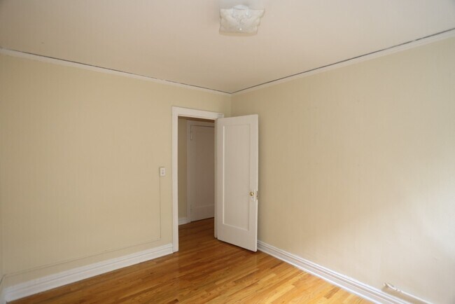 Building Photo - 533 W Roscoe St