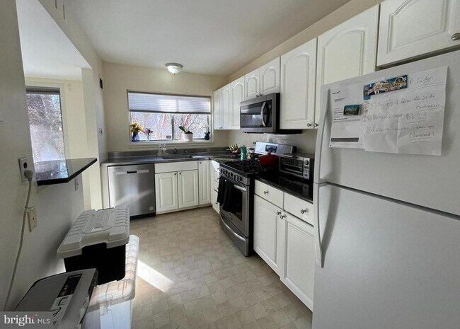 Building Photo - 10670 Weymouth St