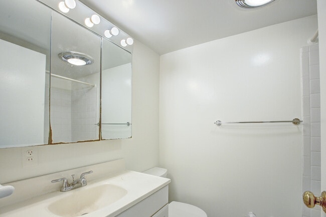 Building Photo - 1217 1/2 Independence Ave SE-