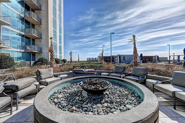 Building Photo - 5925 Almeda Rd