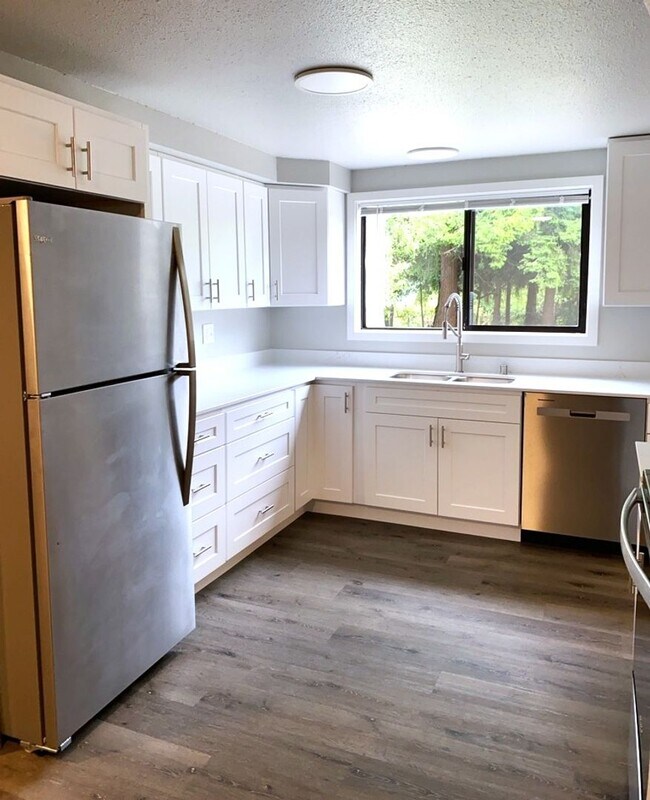 Building Photo - Newly Remodeled 3-bedroom 1 Bath, Spacious Home, All New Appliances and Flooring!