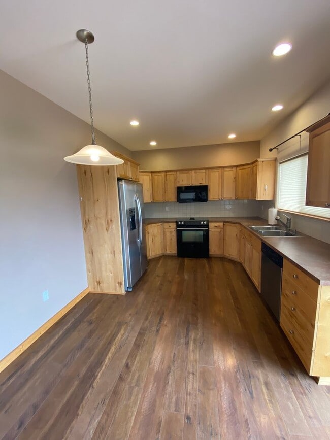 Building Photo - THE VINYARDS AT STONERIDGE (APP#42)