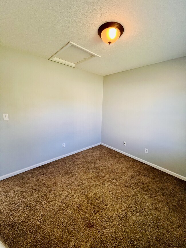 Building Photo - 105 Foxtrail Dr