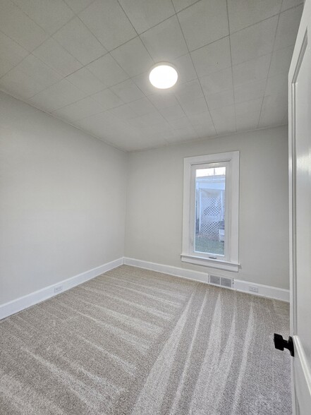 Building Photo - 1308 W Linn St