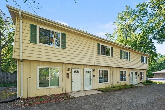 Building Photo - $150 off move-in when using Rently - $1099- 2 Bedroom Townhome off Westnedge