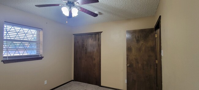 Building Photo - LARGE 3 BEDROOM HOME IN NORTHEAST CLOVIS