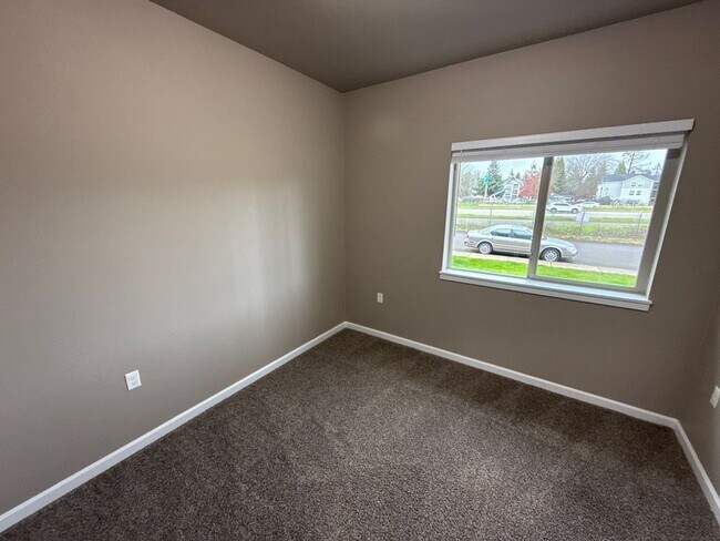 Building Photo - 4261 Hawthorne Ave NE