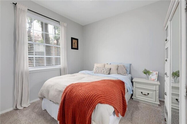 Building Photo - 1705 Azalea Dr