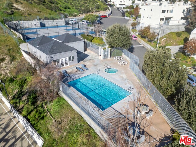 Building Photo - 18209 Sierra Hwy