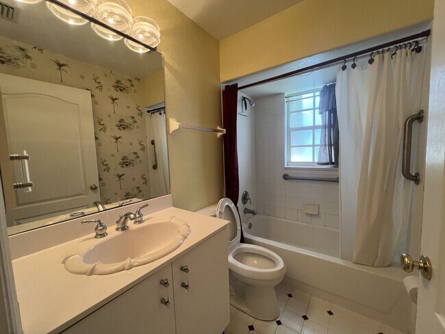 Building Photo - $2,350 ** AVAIL 7/15/25 ** LAKE SUZY ** 3 ...