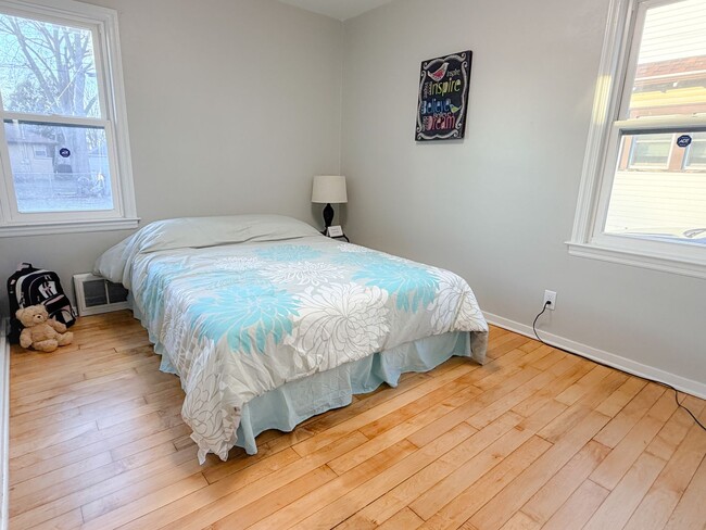 Building Photo - For rent or Sale - 3 bedroom 1 bath house - Updated throughout