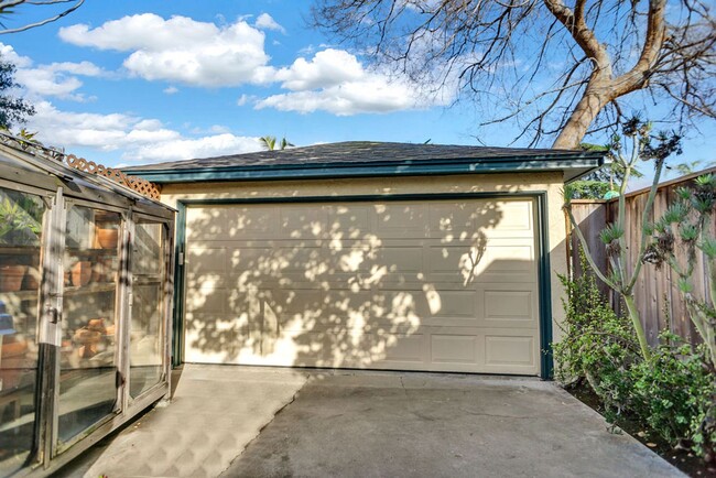 Building Photo - Charming Talmadge/Kensington detached home...