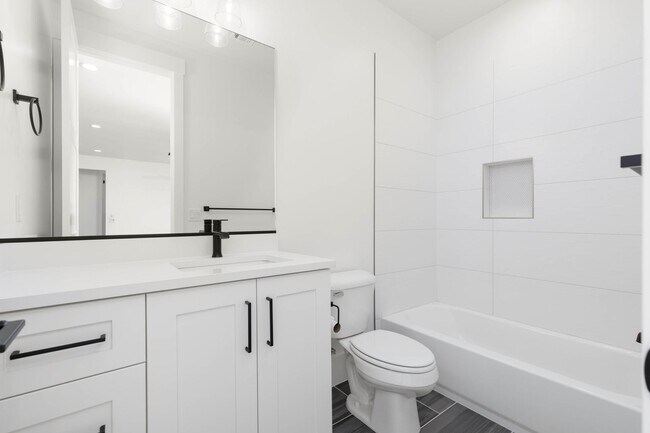 Building Photo - Beautiful 5 bed | 4 Bath | 3 Car Garage