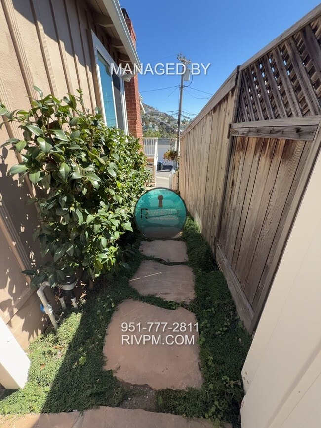 Building Photo - Incredible Gem! Ocean side of PCH with expansive views won't last long!