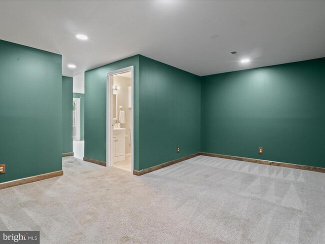 Building Photo - 303 Mayfair Pl