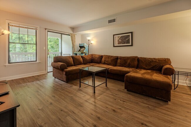 Building Photo - Fully Furnished 2BR/2.5BA Townhome Near UGA | Walk to Campus | Pool Community | Available Now