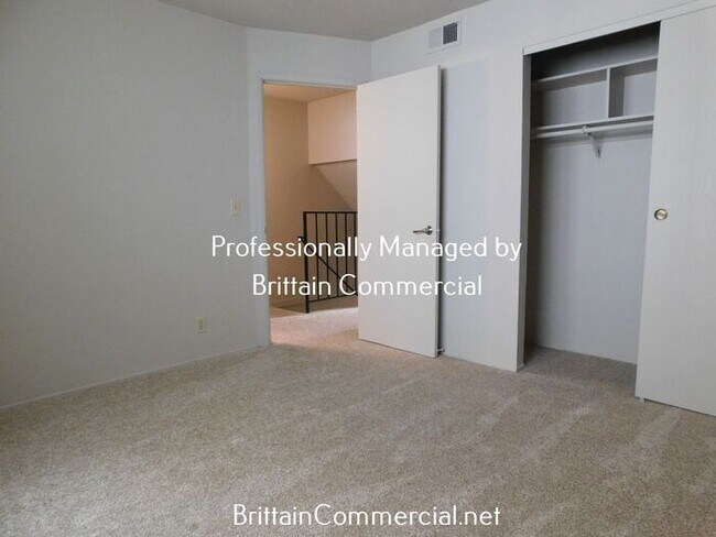 Building Photo - Spacious 2 Bedroom 1.5 Bath Townhouse Apar...