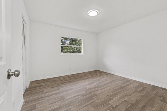 Building Photo - 1301 Emerald Terrace