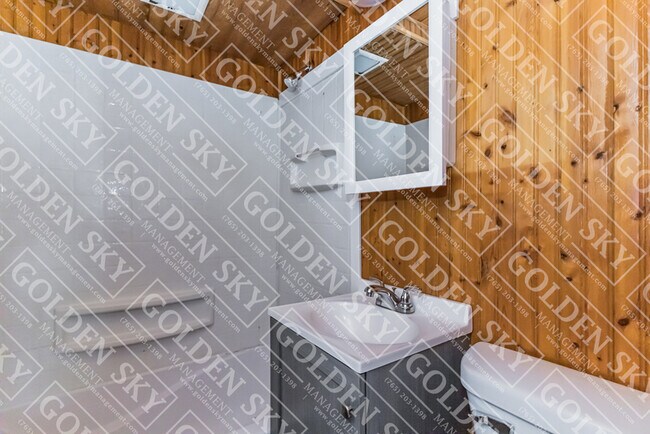Building Photo - 1609 S Oakdale Dr